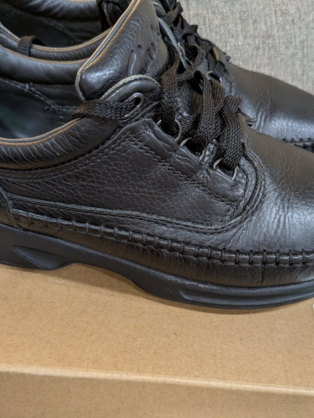 Clarks  Men's Caribou SMU Lace-up, Size 9.5 M, Black Leather Great Condition
